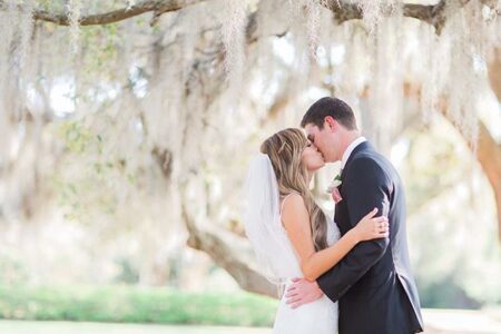 ウェディングドレスで抱き合うカップル