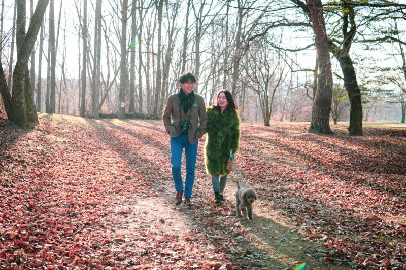 林の中を歩く年の差カップル