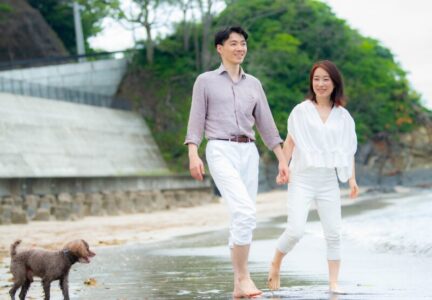 年の差カップル20歳以上、海岸を散歩