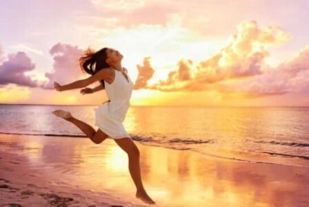 喜びで踊る女性