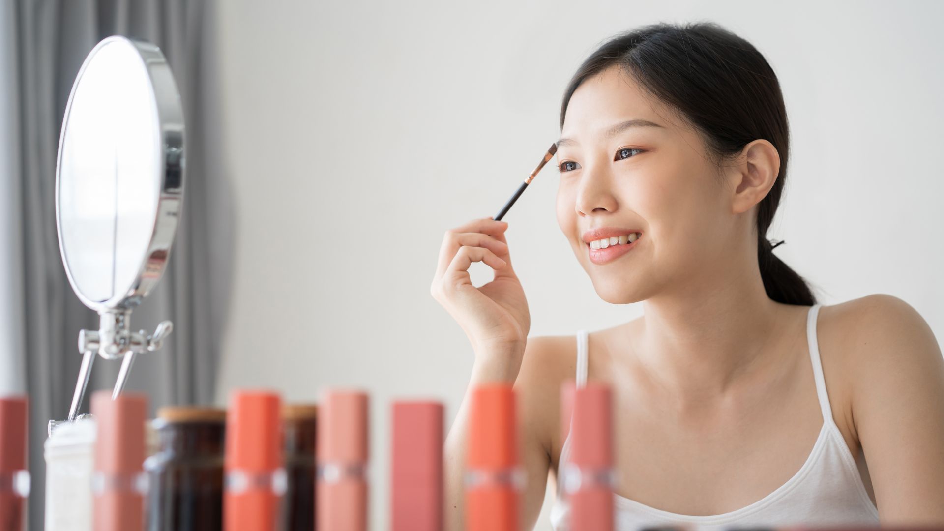 自分のために楽しそうにメイクする女性